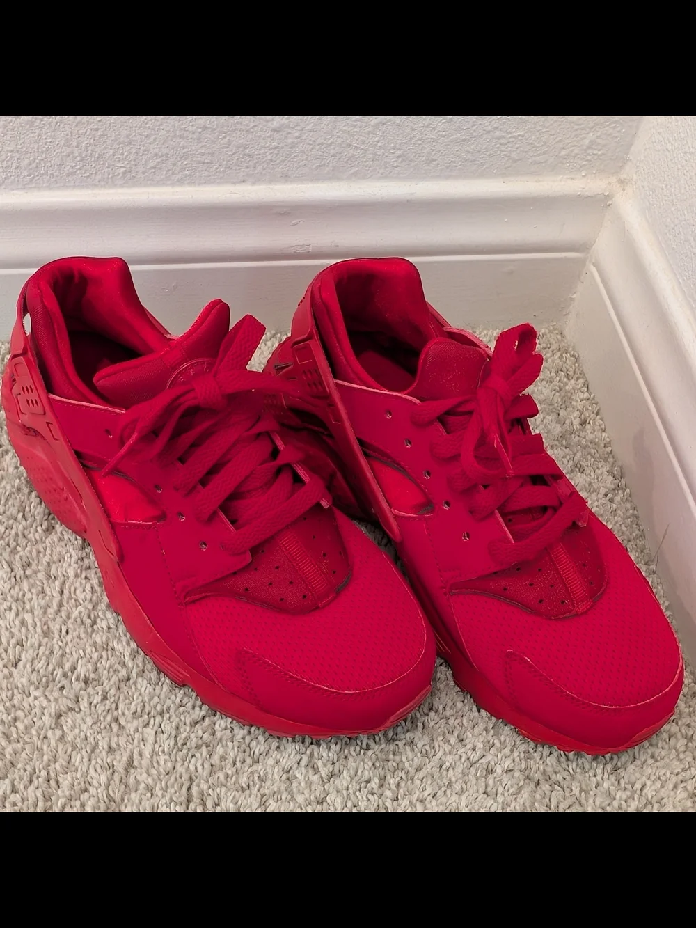 Nike Air Huarache Run Sneakers Triple Red Gym Red. Women's 7 or Youth 5.5